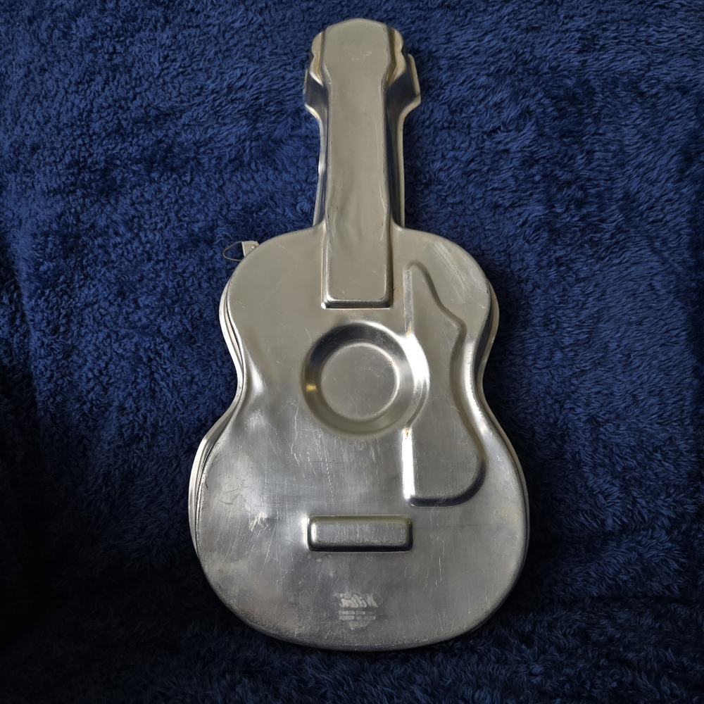 Vintage '71 Acoustic Guitar Cake Pan by Wilton
